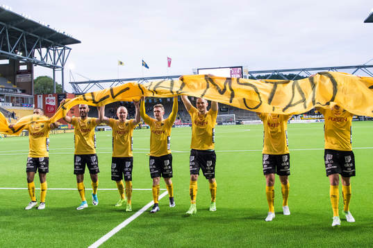 Elfsborgs spelare tackar supportrarna med banderoll