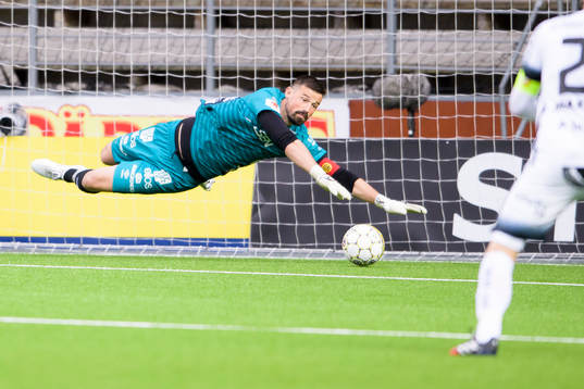 Elfsborgs målvakt Kevin Stuhr Ellegaard räddar skott