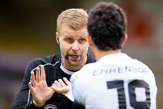 Domare Glenn Nyberg diskuterar med Häckens Daleho Irandust