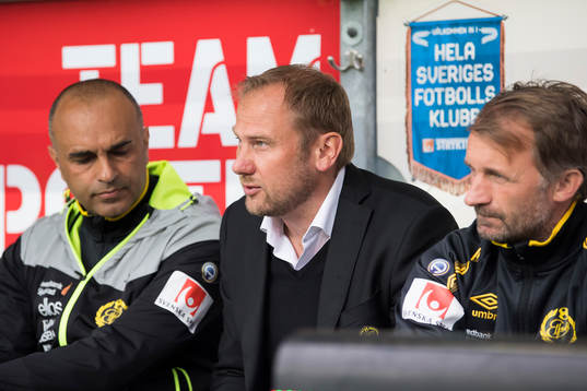 Elfsborgs manager Magnus Haglund diskuterar med tränare