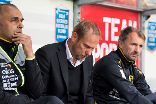 Elfsborgs manager Magnus Haglund diskuterar med tränare