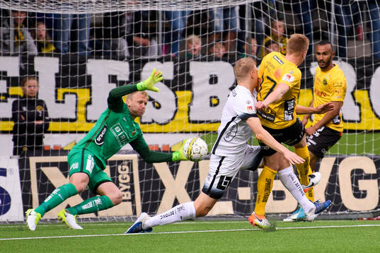 Elfsborgs Per Frick (rygg mot kameran) gör 2-0