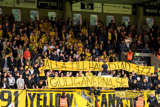 Elfsborgs supportrar manar till bortamatchen mot Halmstads