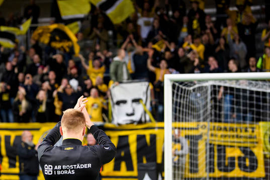 Elfsborgs Per Frick (rygg mot kameran) tackar supportrarna