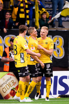 Elfsborgs Per Frick jublar med Joakim Nilsson och Simon