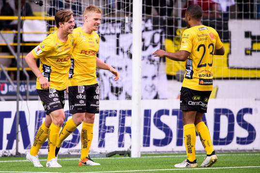 Elfsborgs Per Frick jublar med Simon Olsson