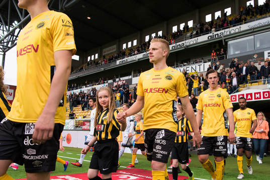 Elfsborgs Per Frick och Simon Olsson kommer in på arenan