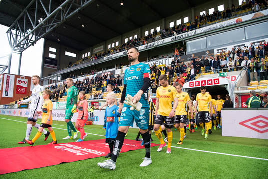 Spelare ur båda lagen kommer in på arenan