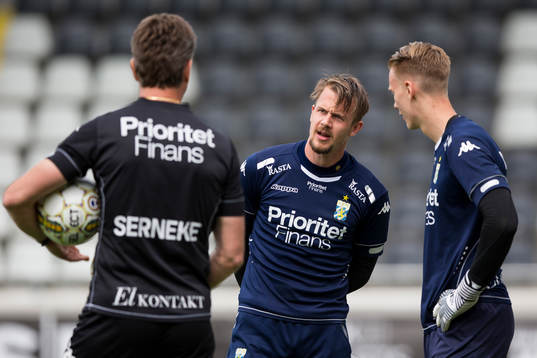 IFK Göteborgs målvaktstränare Sven Andersson pratar med