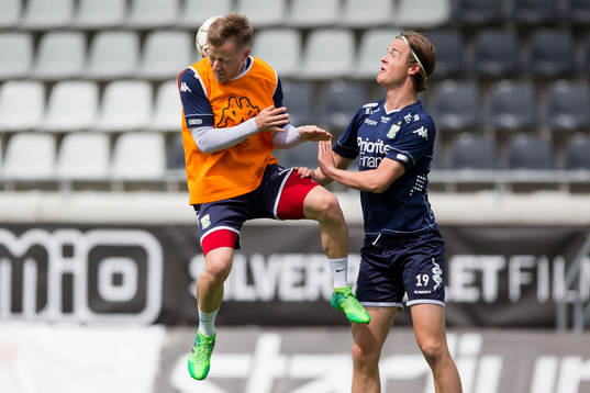 IFK Göteborgs Scott Jamieson och August Erlingmark i kamp