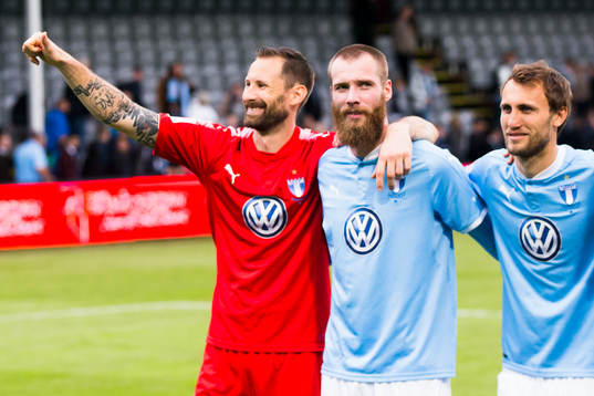 Malmö FFs målvakt Johan Wiland jublar