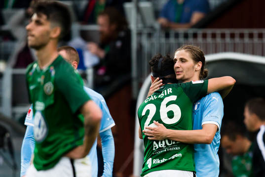 Jönköpings André Calisir tackar Malmö FFs Pawel Cibicki