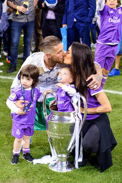 Real Madrids Sergio Ramos med pokalen