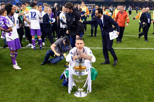 Real Madrids Sergio Ramos med pokalen