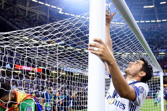 Real Madrids Alvaro Morata klipper loss bitar av målet