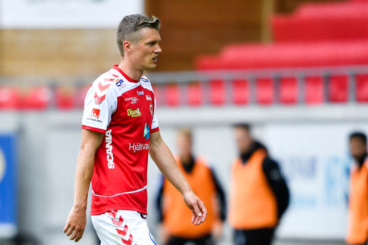 Kalmars Viktor Elm lämnar planen