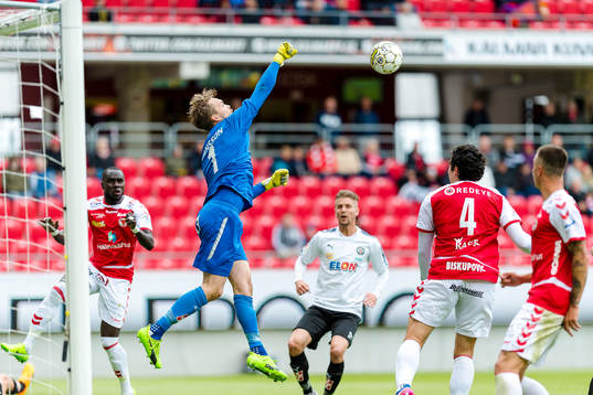 Örebros målvakt Oscar Jansson boxar iväg bollen