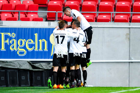 Örebros spelare jublar