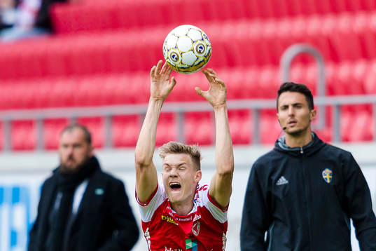 Kalmars Svante Ingelsson gör ett inkasst