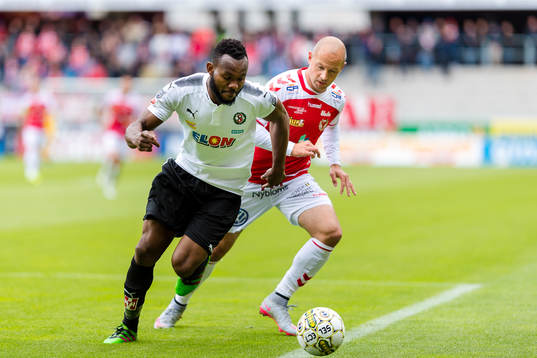 Örebros Michael Junior Omoh jagas av Kalmars Stefan Larsson