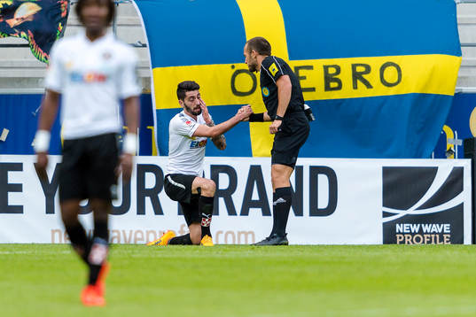 Örebros Nahir Besara får hjälp av domare Kaspar Sjöberg