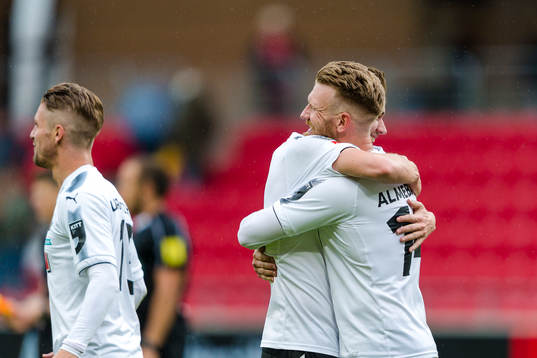 Örebros Michael Almebäck jublar