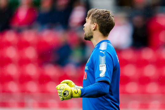 Örebros målvakt Oscar Jansson jublar