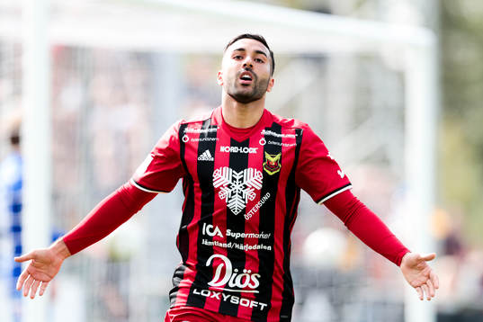 Östersunds Saman Ghoddos jublar
