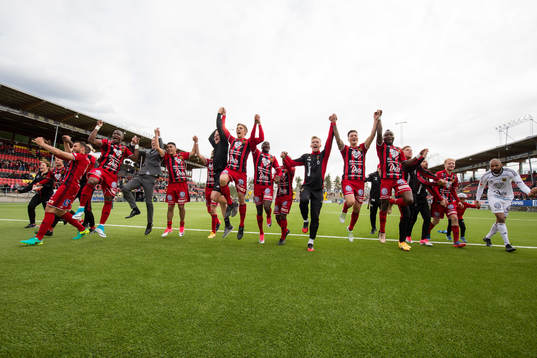 Östersunds spelare gör vågen till publiken