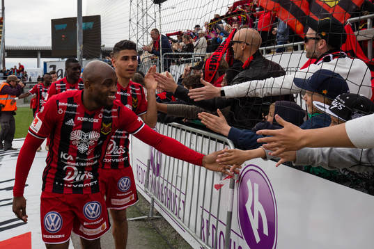 Östersunds Fouad Bachirou och Hosam Aiesh tackar publiken