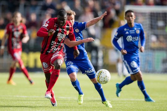 Östersunds Ken Sema mot Sundsvalls +Eric Larsson