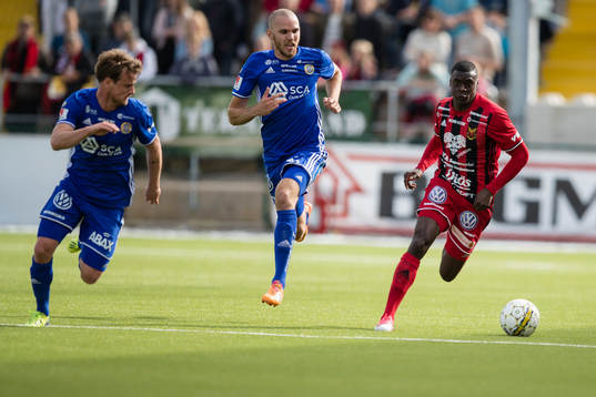 Östersunds Ken Sema mot Sundsvalls Eric Larsson och Marcus