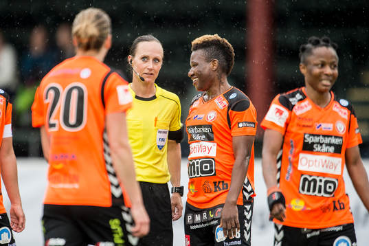 Kristianstads Rita Chikwelu i diskussion med domare Pernila