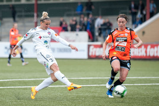 Rosengårds Anja Mittag skjuter in 1-0 målet