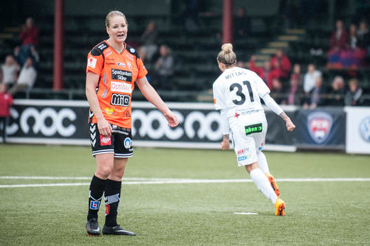 Kristianstads Mia Carlsson deppar medan Rosengårds Anja