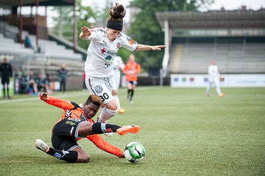 Kristianstads Rita Chikwelu rensar undan bollen ifrån