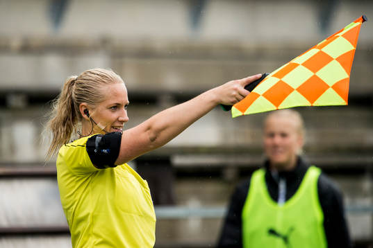 Linije domare Sandra Österberg vinkar för offside