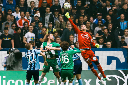 Djurgårdens målvakt Andreas Isaksson rensar bort boll