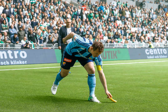 Djurgårdens Kim Källström tar hand om en inkastad banan