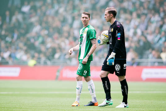 Hammarbys Birkir Már Saevarsson och målvakt Ögmundur