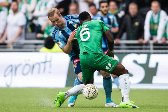 Djurgårdens Gustav Engvall i kamp om bollen med Hammarbys
