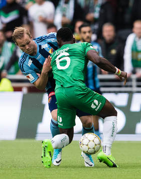Djurgårdens Gustav Engvall i kamp om bollen med Hammarbys