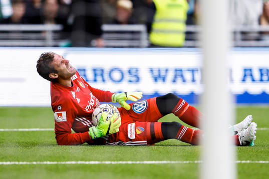 Djurgårdens målvakt Andreas Isaksson har ont