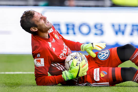 Djurgårdens målvakt Andreas Isaksson har ont