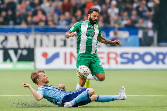 Djurgårdens Jacob Une Larsson och Hammarbys Stefan Batan