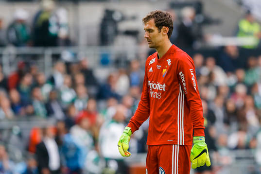 Djurgårdens målvakt Andreas Isaksson deppar