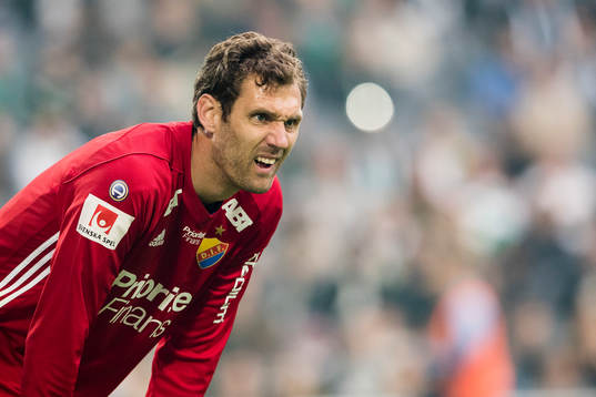 Djurgårdens målvakt Andreas Isaksson deppar