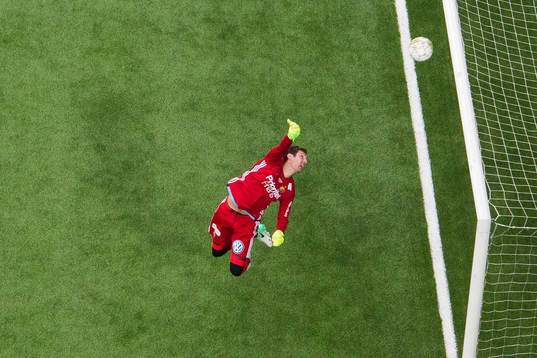 Djurgårdens målvakt Andreas Isaksson med en räddning