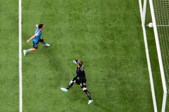 Djurgårdens Kerim Mrabti jublar när Djurgården gör 0-1