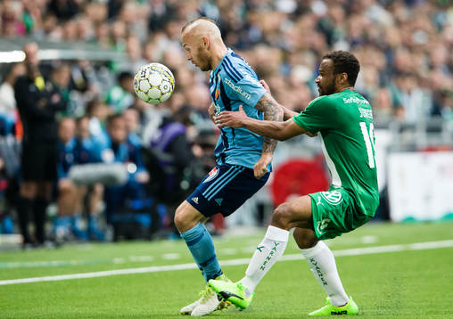 Djurgårdens Magnus Eriksson i kamp om bollen med Hammarbys